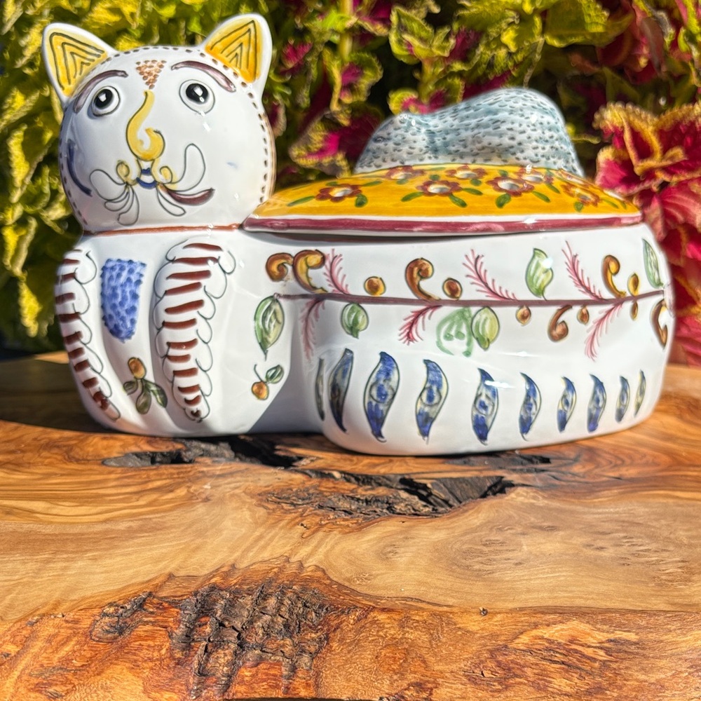 Vintage Berardos Portugal Majolica Cat Covered Pomander Dish